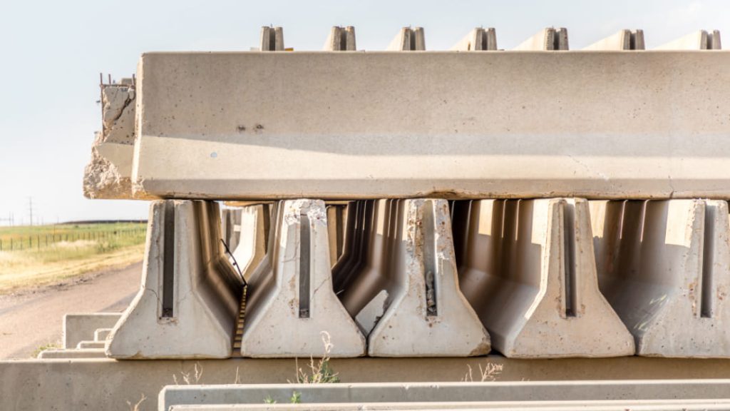 Éléments préfabriqués en béton empilés illustrant la solidité d'une structure réalisée par un entrepreneur en béton